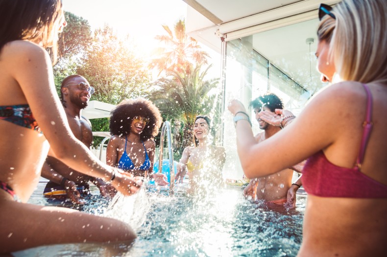 Jacuzzi Party: Organizacja idealnego wieczoru z przyjaciółmi!